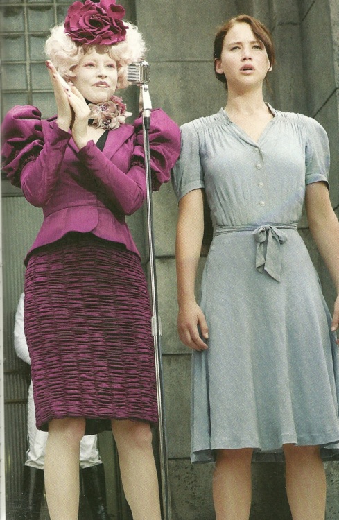 image from hunger games comparing fashion from capital and districts