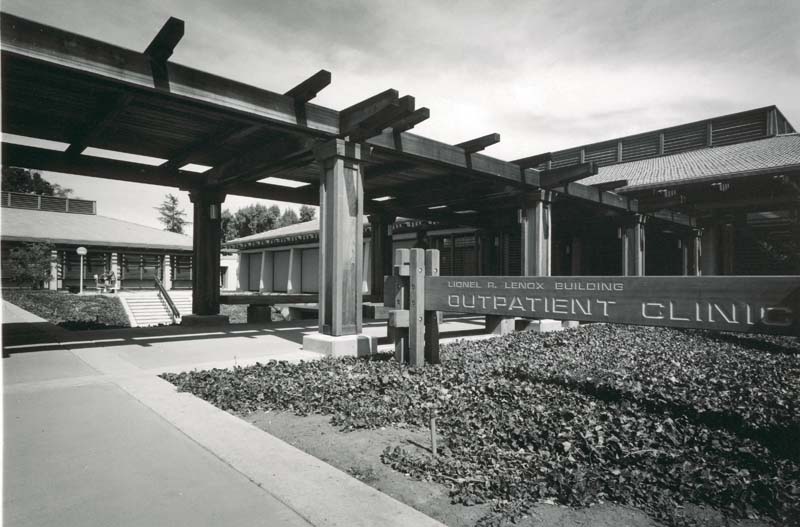 Image of a building and an outpatient clinic sign.