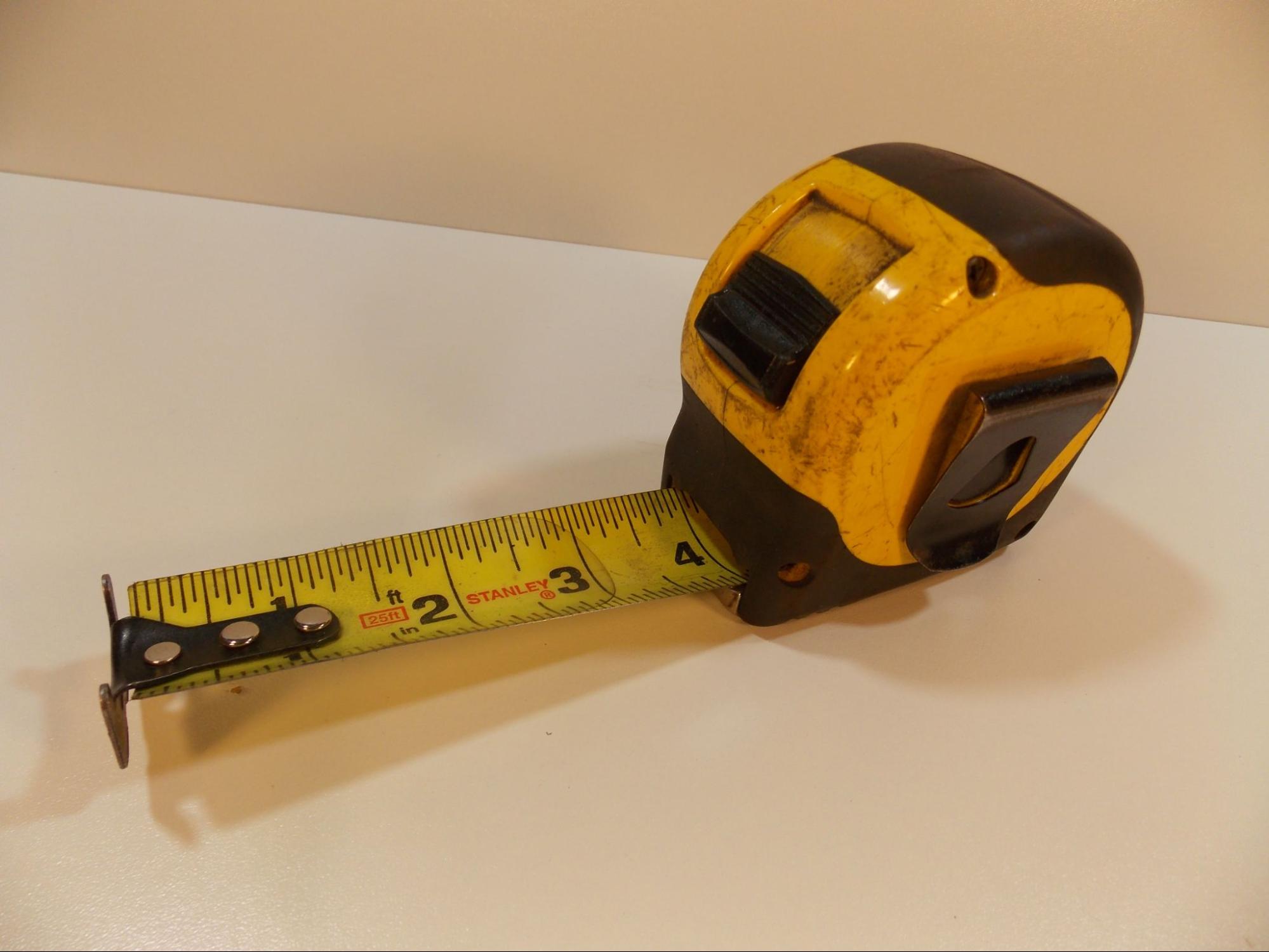 A common tape measure.