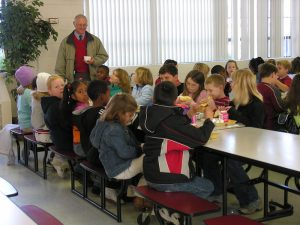 School children eating lunch