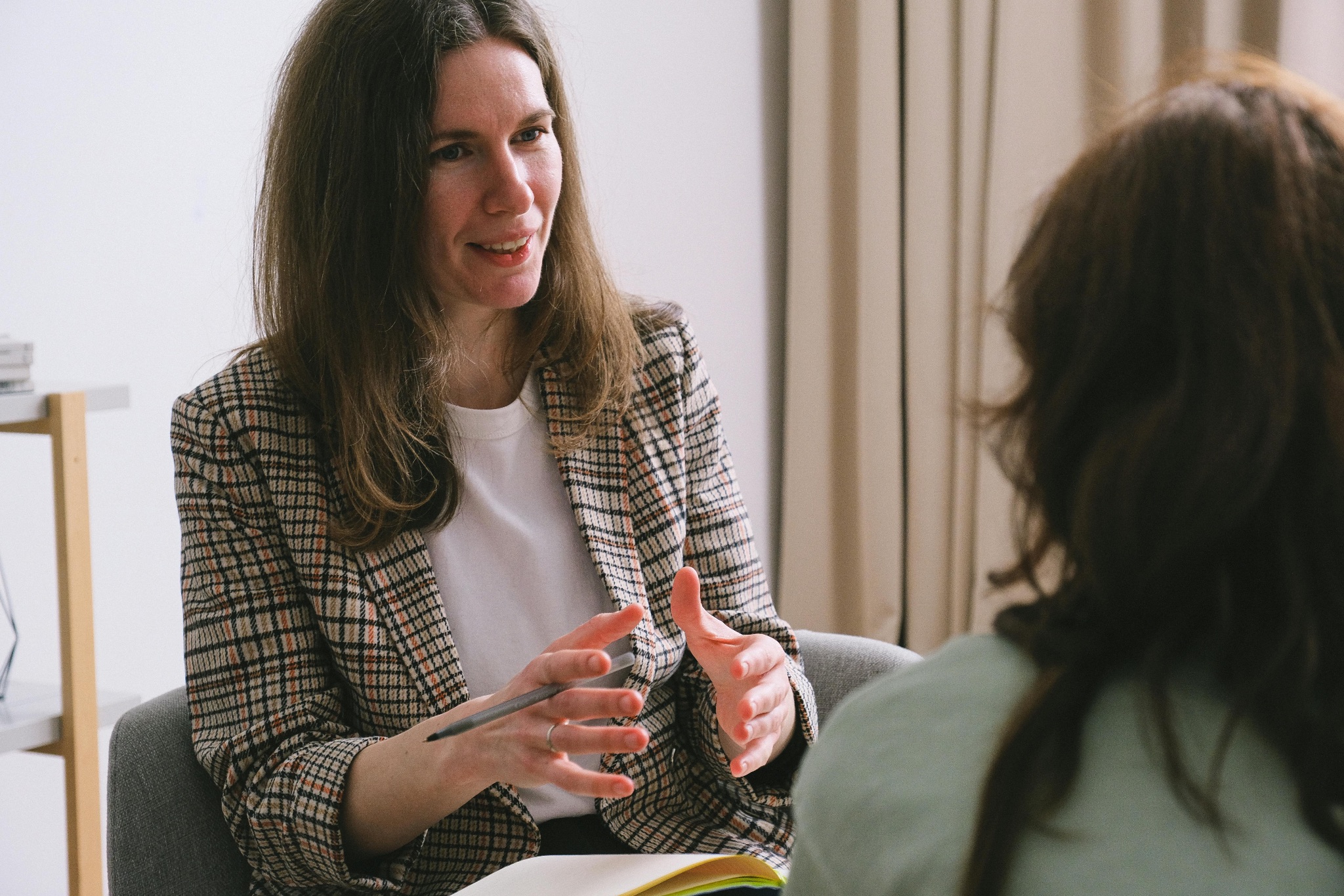 Mother communicating with a teacher. This illustrates the importance of communication between families and teachers.