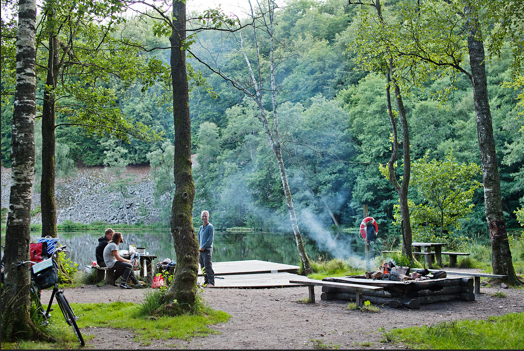 A group of friends enjoying leisure time in nature.