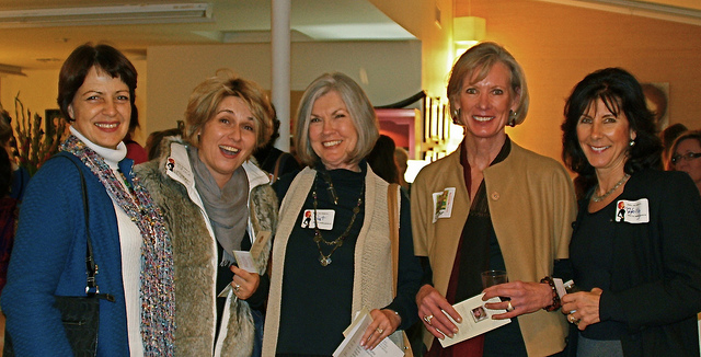 A group of 5 Latino women