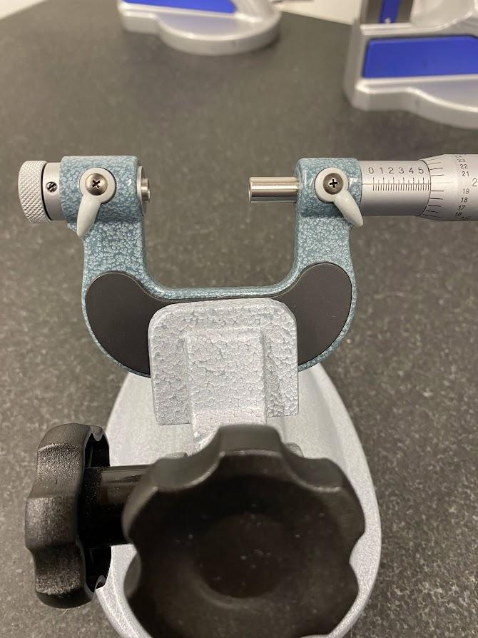 The empty jaws of the thread mic body.