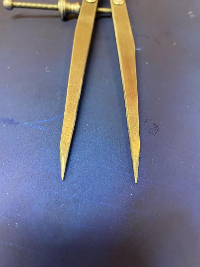 A close up view of the two points on a divider.